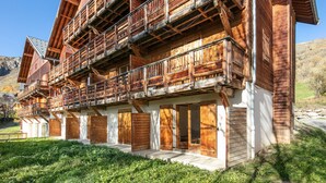 A multi-story wooden building with balconies and large wooden doors. - Cosy apt 4/6 ppl, terrace, heated pool (Saint-Sorlin-d´Arves)
