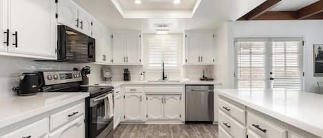 雪櫃、微波爐、焗爐、爐具