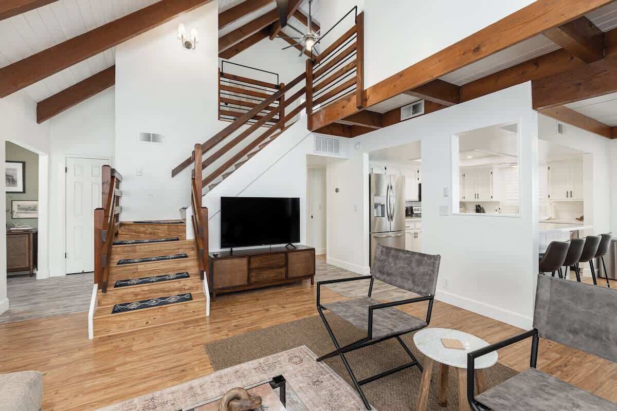 Televisión, chimenea, oficina