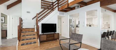 Televisión, chimenea, oficina