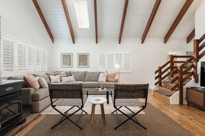 TV, fireplace, offices - Red Hill Escape w/ Spa @Gate to Natl Park (Three Rivers)