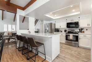 Geladeira, micro-ondas, fogão, cooktop