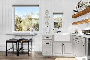 Mikrobølgeovn, kogeplade, kaffe-/temaskine, brødrister