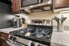 冰箱、微波炉、烤箱、炉灶