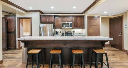 Chic Downtown Loft w/ City Views & Workspace