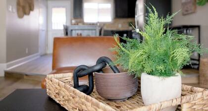 Stylish Fresno Apartment Near Fig Garden Village