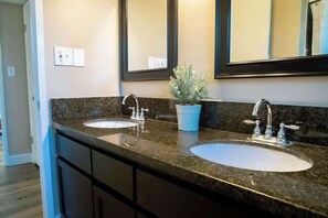 Suihku, hiustenkuivaaja, pyyhkeet