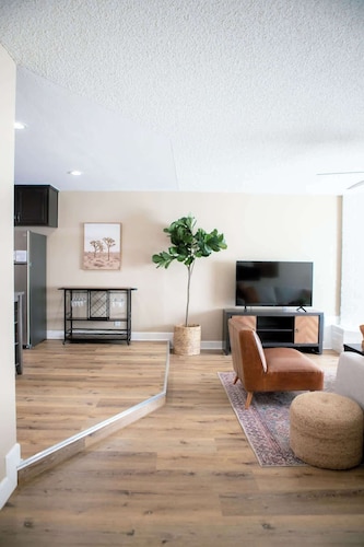 Stylish Fresno Apartment Near Fig Garden Village