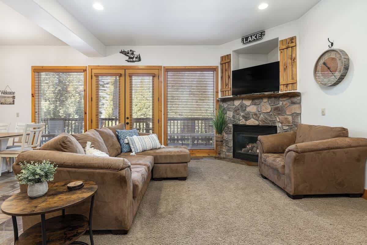 Téléviseur, foyer, livres, bureau