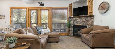 Televisión, chimenea, libros y oficina