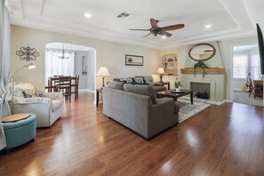 Télévision, cheminée, espaces bureaux