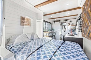 1 bedroom, WiFi, bed sheets - Rooftop Spa! Tiny Cargo Home, Farm Experience (Tulare)