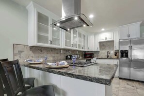 Een koelkast, een microgolfoven, een oven, een kookplaat