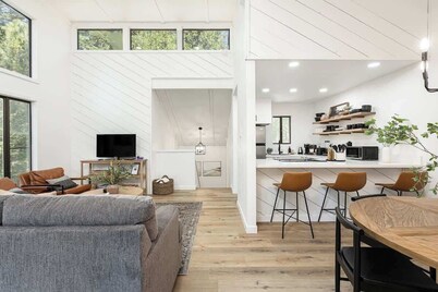 Shaver's Modern Forest Retreat-Pool & Spa