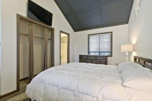1 bedroom, iron/ironing board, WiFi, bed sheets - Shaver Escape! Mountain Loft Condo (Shaver Lake)