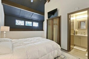 1 bedroom, iron/ironing board, WiFi, bed sheets - Shaver Escape! Mountain Loft Condo (Shaver Lake)