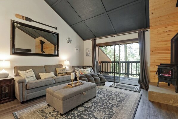 TV, fireplace - Shaver Escape! Mountain Loft Condo (Shaver Lake)