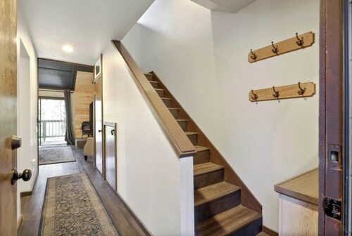 Shaver Escape! Mountain Loft Condo