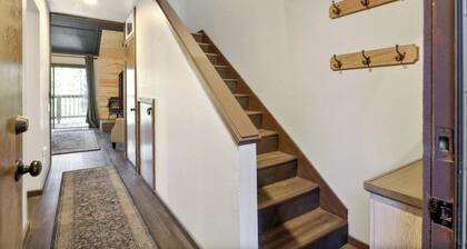 Shaver Escape! Mountain Loft Condo