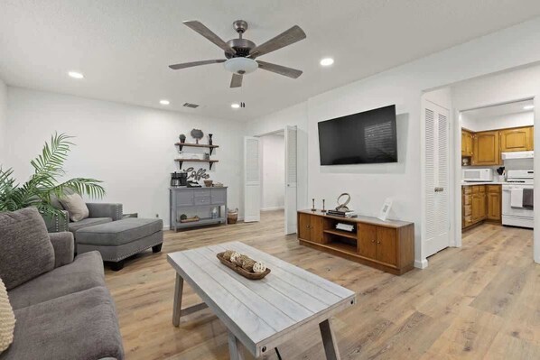 TV, videospill, bøker og kontorer