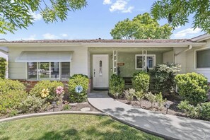 Exterior detail - Cali Home Base near NAS w/Game Room (Hanford)