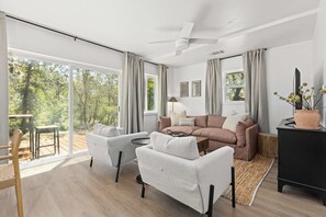 Télévision, livres, espaces bureaux