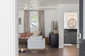 Télévision, livres, espaces bureaux