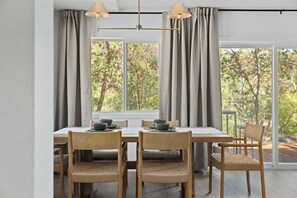 Dining - Riverfront Gateway to Sequoia NP (Three River)