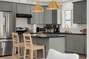 Réfrigérateur, micro-ondes, four, plaque de cuisson