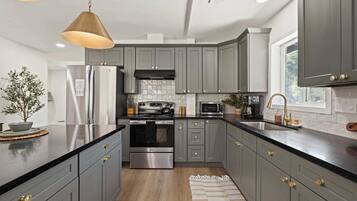 Refrigerador, microondas, horno y parrilla de estufa