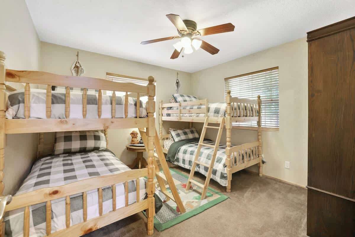 3 bedrooms, iron/ironing board, WiFi, bed sheets