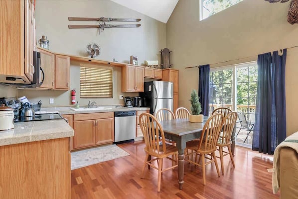 Fridge, microwave, oven, stovetop - Explore and Unwind!  Large Deck & EV Charger (Shaver Lake)