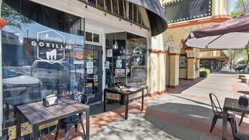 Un restaurante con terraza, fachada de vidrio y un letrero que dice 'Gorilla'.