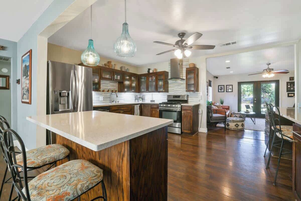 Frigorífico, microondas, horno y placa de cocina