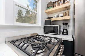 Fridge, microwave, oven, stovetop - DT Tiny Shaver Home @the trailhead to Lake! (Shaver Lake)