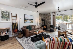TV, fireplace, offices - DT Tiny Shaver Home @the trailhead to Lake! (Shaver Lake)