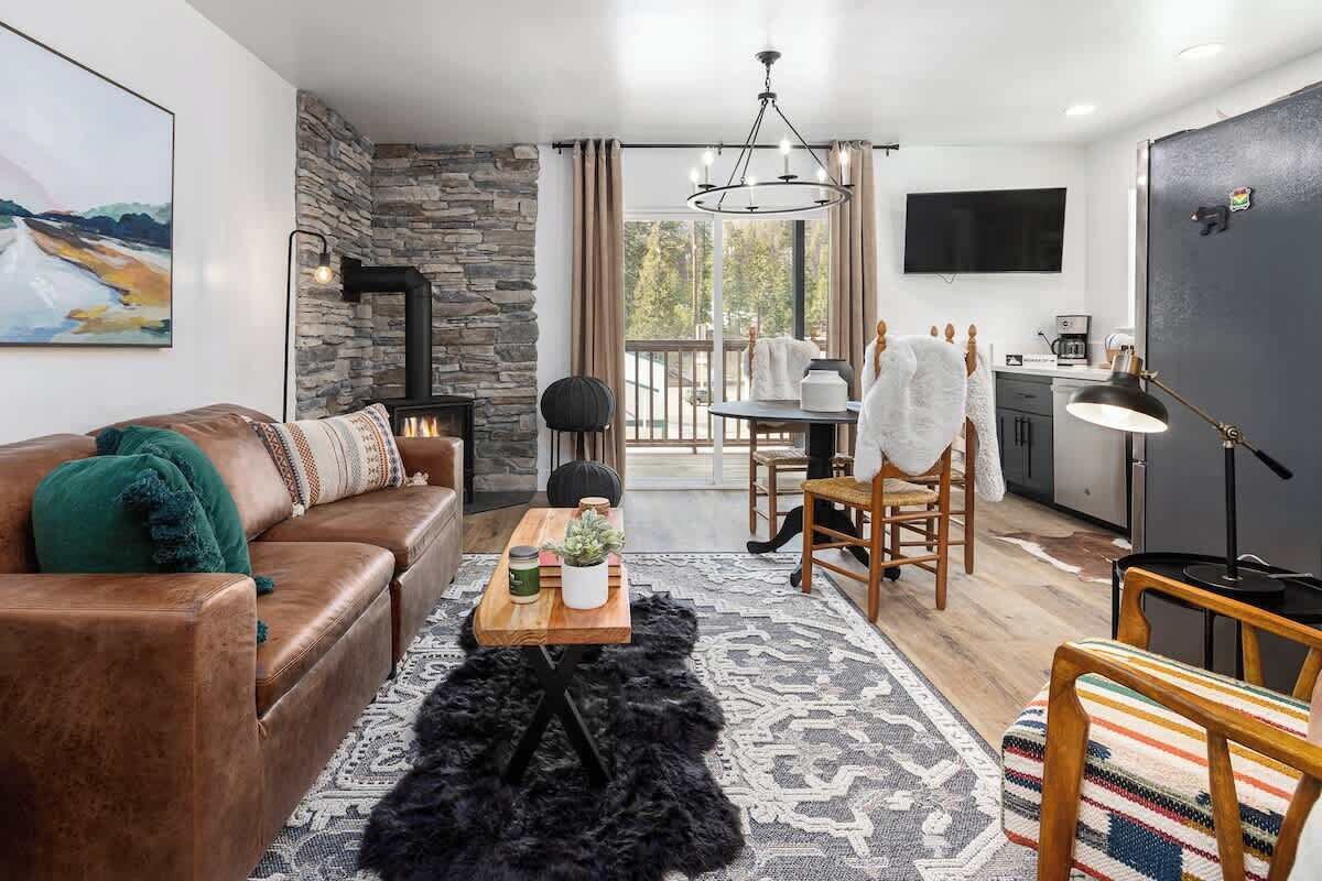 Televisie, een open haard en een kantoor