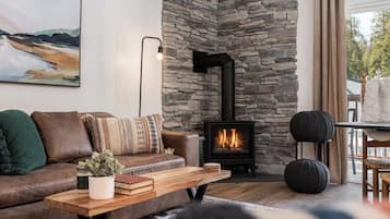 Televisión, chimenea, oficina