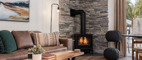 Fernseher, Kamin, Arbeitsbereiche