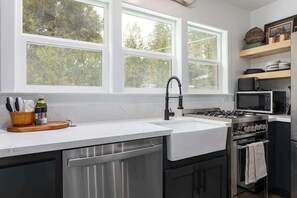 Fridge, microwave, oven, stovetop - DT Tiny Shaver Home @the trailhead to Lake! (Shaver Lake)