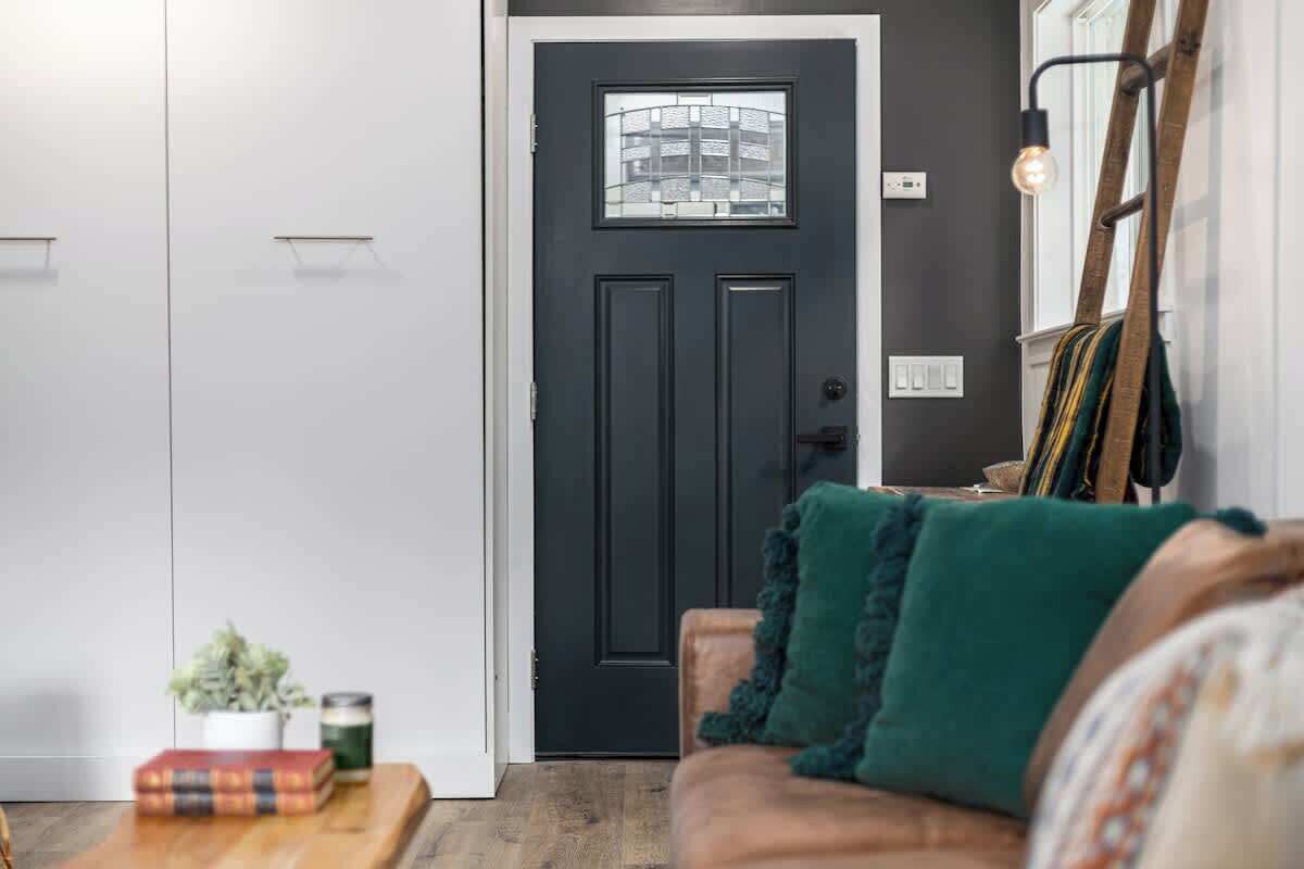 Televisie, een open haard en een kantoor