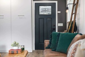 TV, fireplace, offices - DT Tiny Shaver Home @the trailhead to Lake! (Shaver Lake)