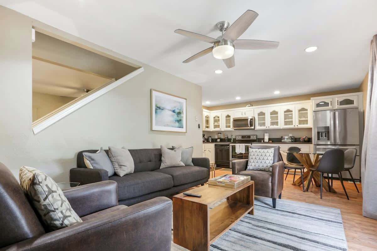 Fernseher, Videospiele, Bücher, Arbeitsbereiche