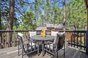 Outdoor dining - Parker's Peak Cabin w BBQ Grill & Community Pool (Shaver Lake)