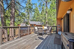 Outdoor dining - Parker's Peak Cabin w BBQ Grill & Community Pool (Shaver Lake)
