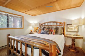 3 bedrooms, iron/ironing board, WiFi, bed sheets - Parker's Peak Cabin w BBQ Grill & Community Pool (Shaver Lake)