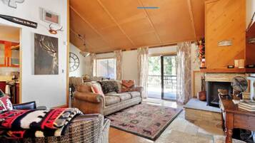 Télévision, cheminée, espaces bureaux