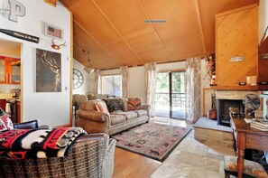 Una televisión, una chimenea, una oficina