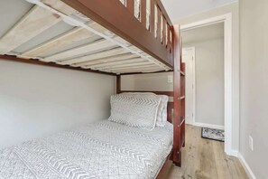 3 bedrooms, iron/ironing board, WiFi, bed sheets