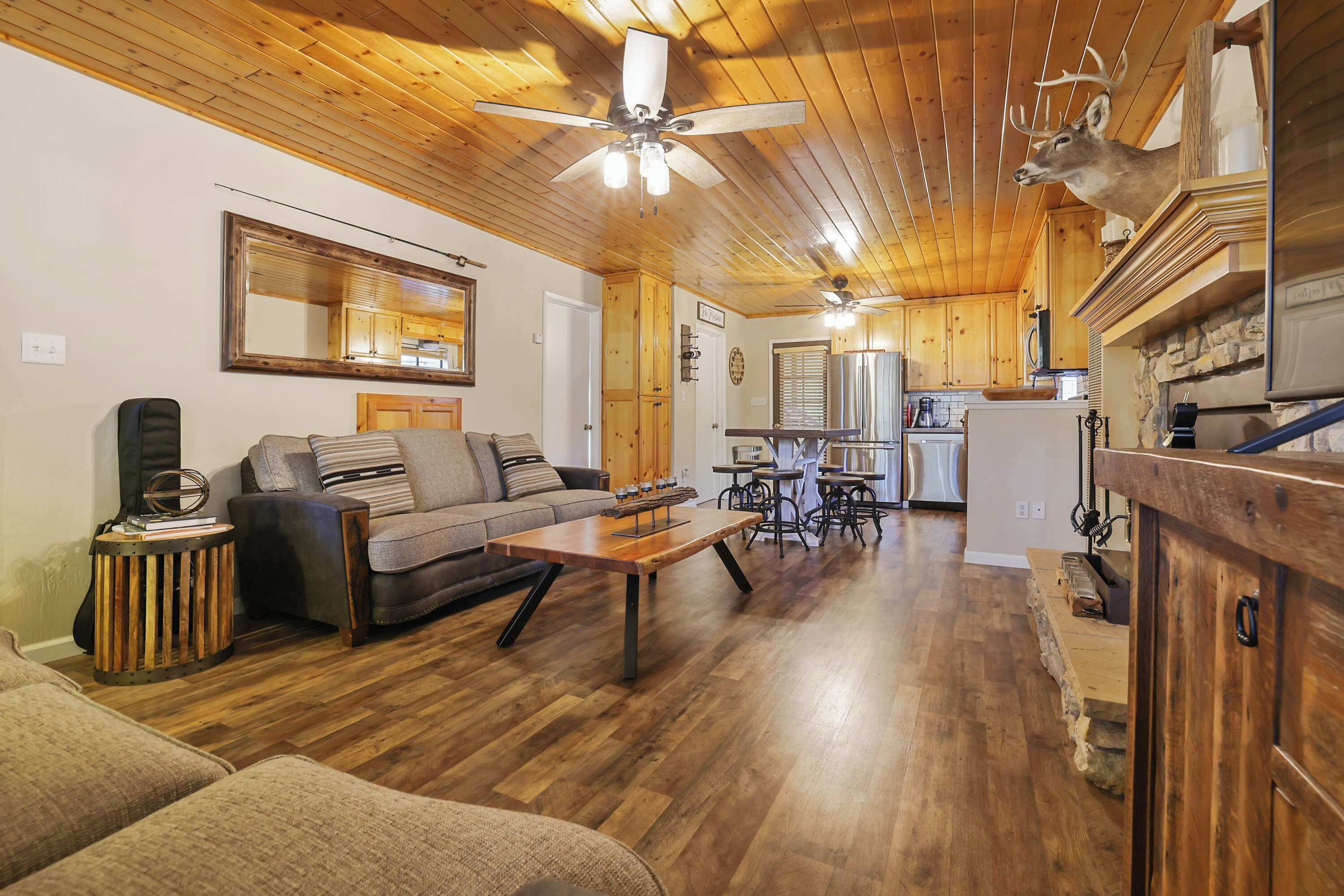 电视、壁炉、书、办公室